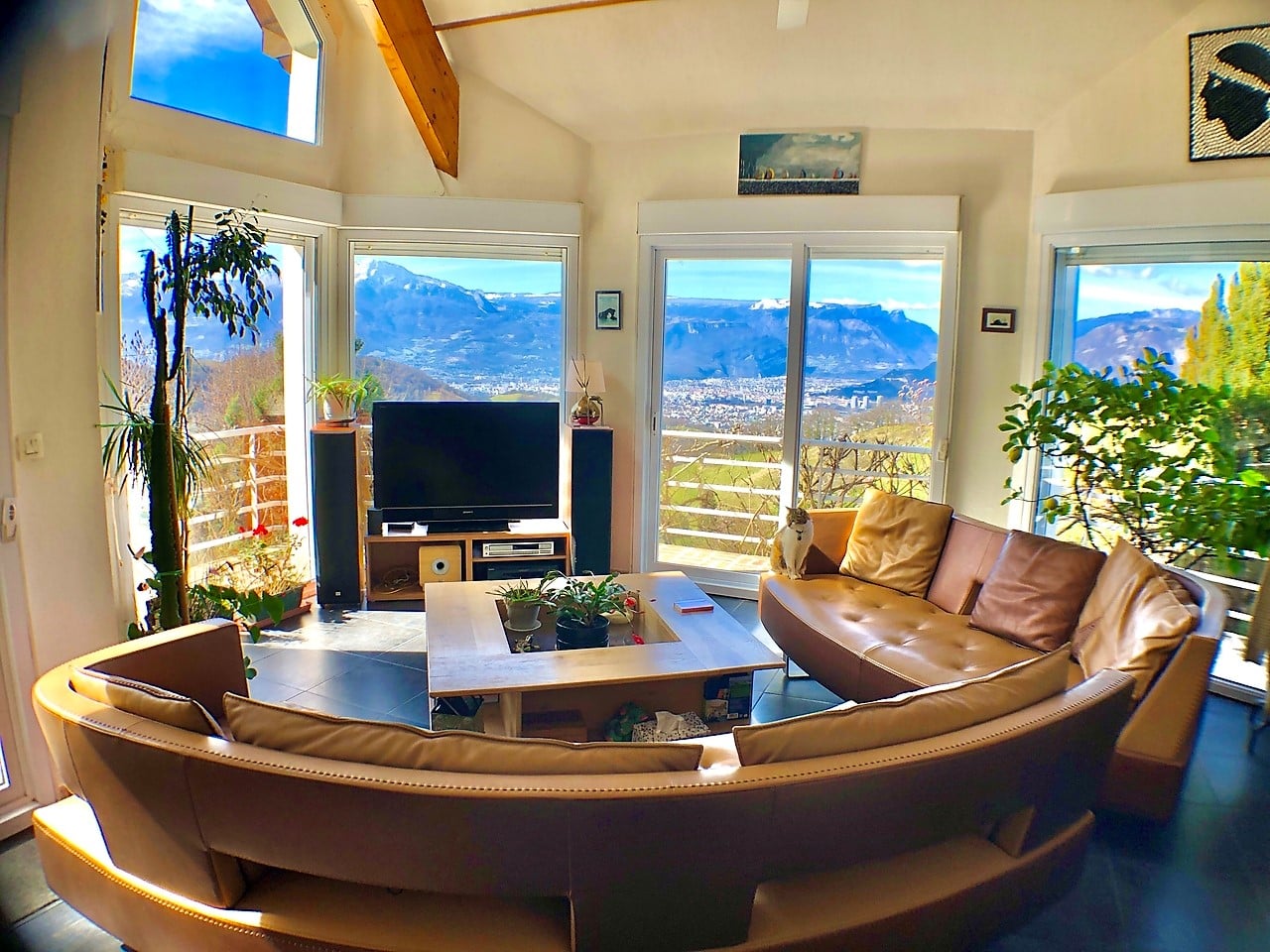 🏡✨ **À Vendre : Villa d’Exception à Venon avec Vue Imprenable et Piscine ! 🌄🏊‍♂️