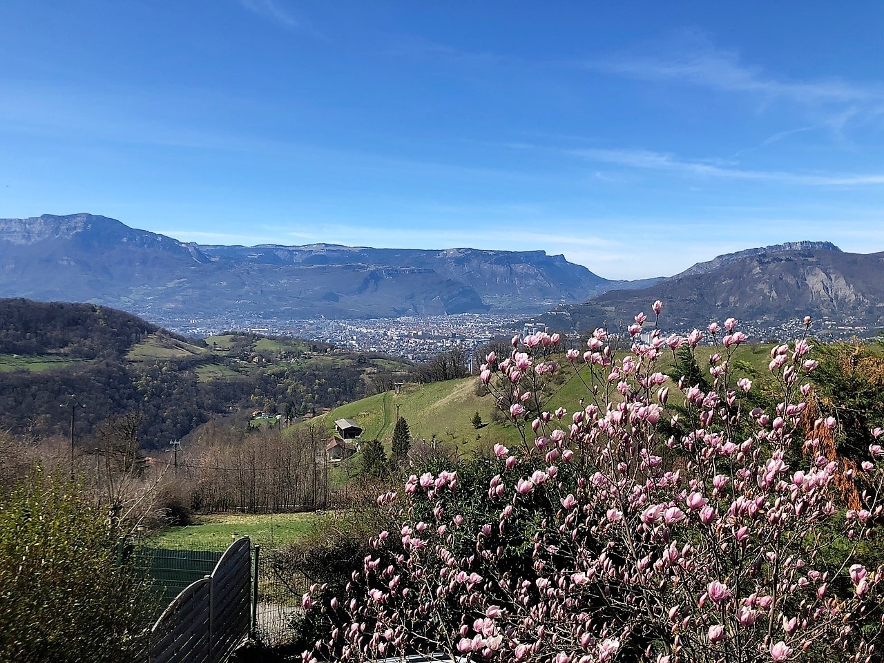 🏡✨ **À Vendre : Villa d’Exception à Venon avec Vue Imprenable et Piscine ! 🌄🏊‍♂️