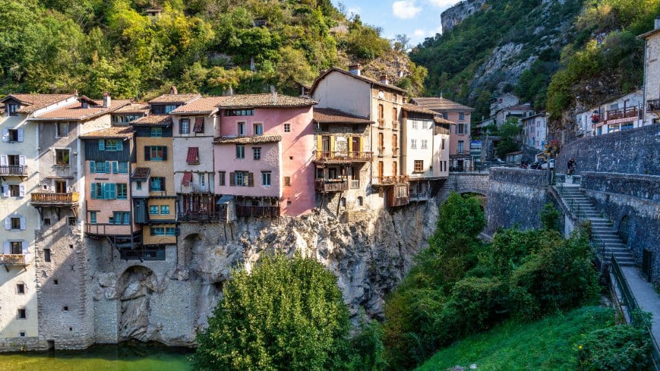 Peut-on visiter l’intérieur des maisons suspendues