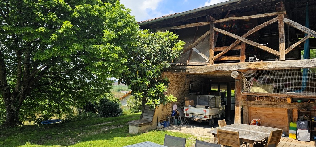 Ferme rénovée avec dépendances à vendre