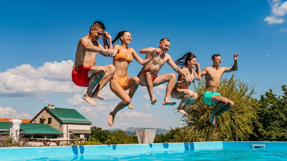 Comment entretenir sa piscine en été : conseils simples pour un été tranquille