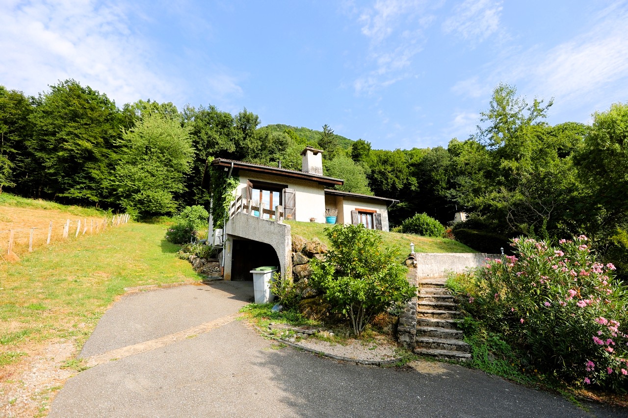 Vivez entre forêt et nature : grande maison familiale à Vaulnaveys-le-Bas avec terrain paysagé