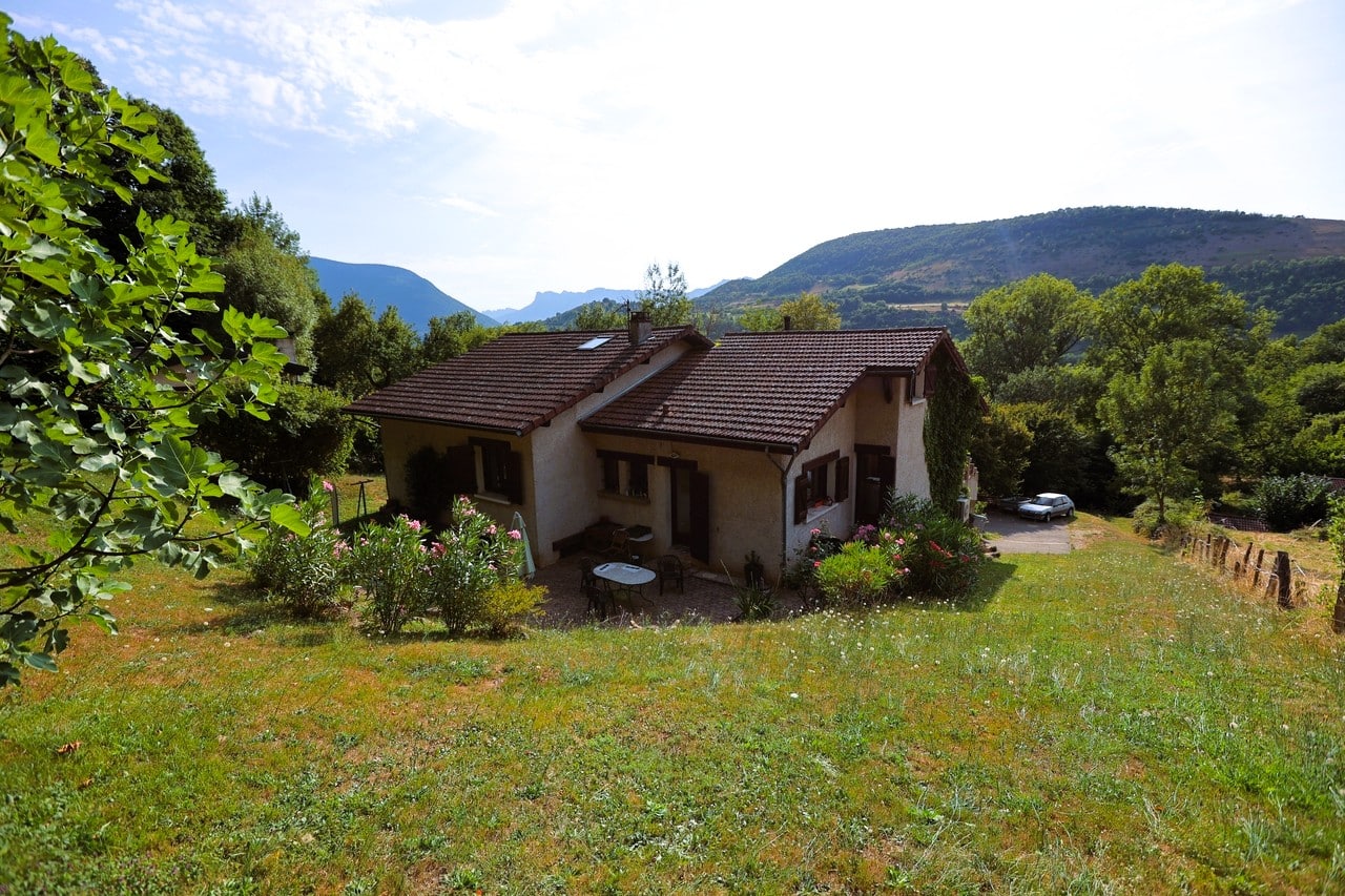 Vivez entre forêt et nature : grande maison familiale à Vaulnaveys-le-Bas avec terrain paysagé