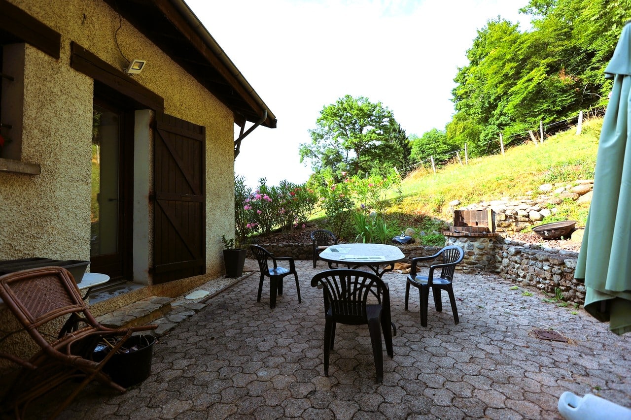 Vivez entre forêt et nature : grande maison familiale à Vaulnaveys-le-Bas avec terrain paysagé