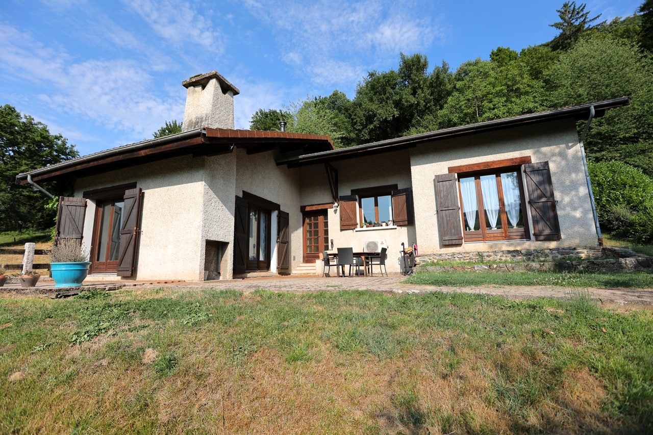 Vivez entre forêt et nature : grande maison familiale à Vaulnaveys-le-Bas avec terrain paysagé