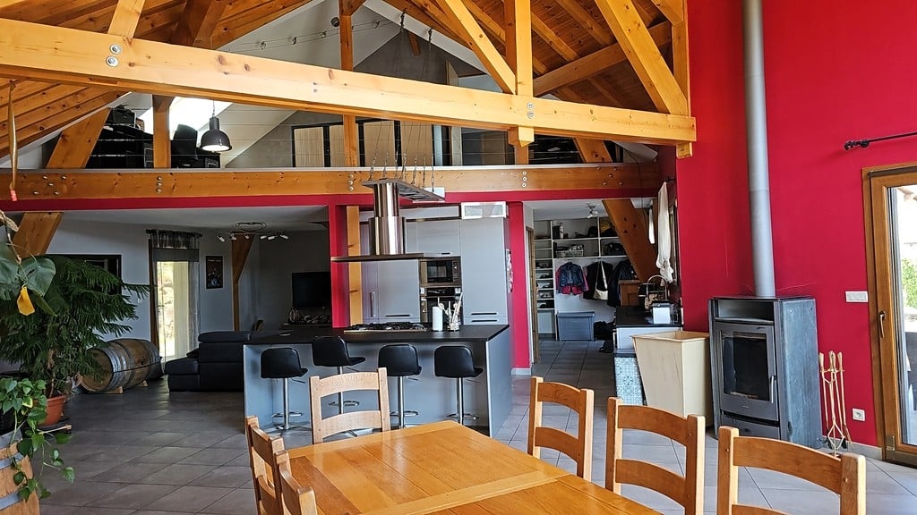 Maison à vendre à Nantes-en-Rattier – 220 m², vue montagnes, jacuzzi, panneaux solaires