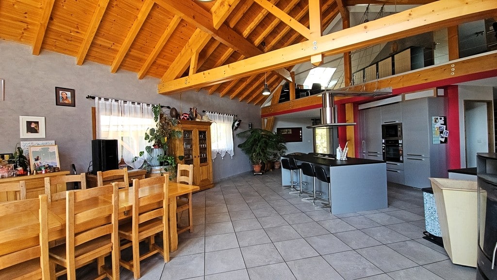 Maison à vendre à Nantes-en-Rattier – 220 m², vue montagnes, jacuzzi, panneaux solaires