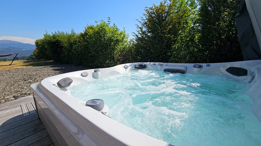Maison à vendre à Nantes-en-Rattier – 220 m², vue montagnes, jacuzzi, panneaux solaires
