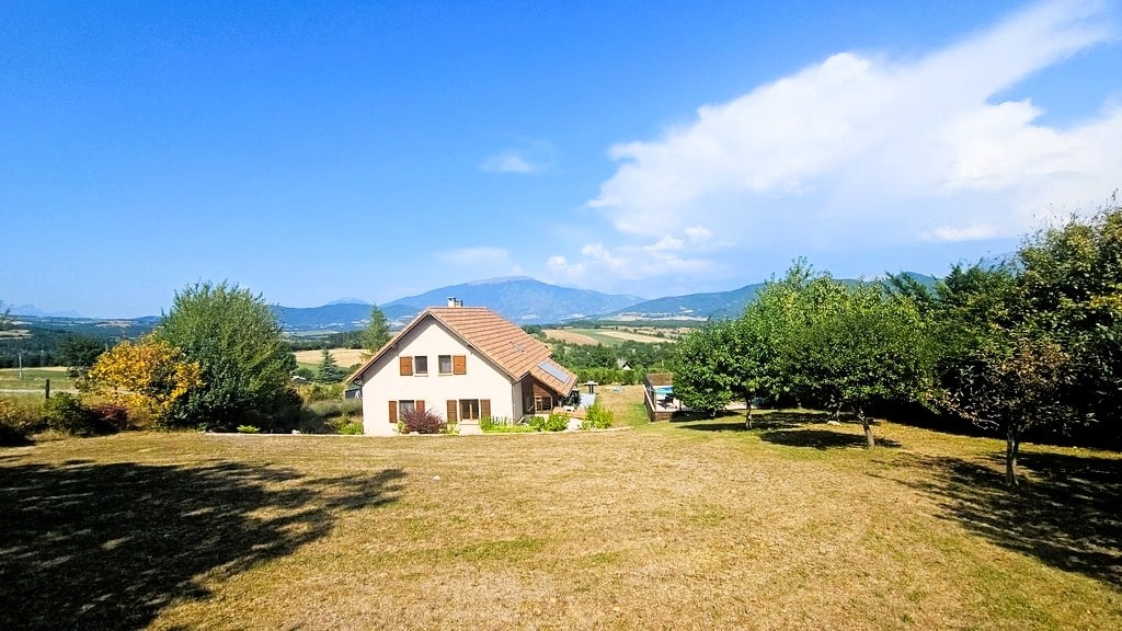 Maison familiale à vendre avec piscine et vue panoramique – Clelles (38930)