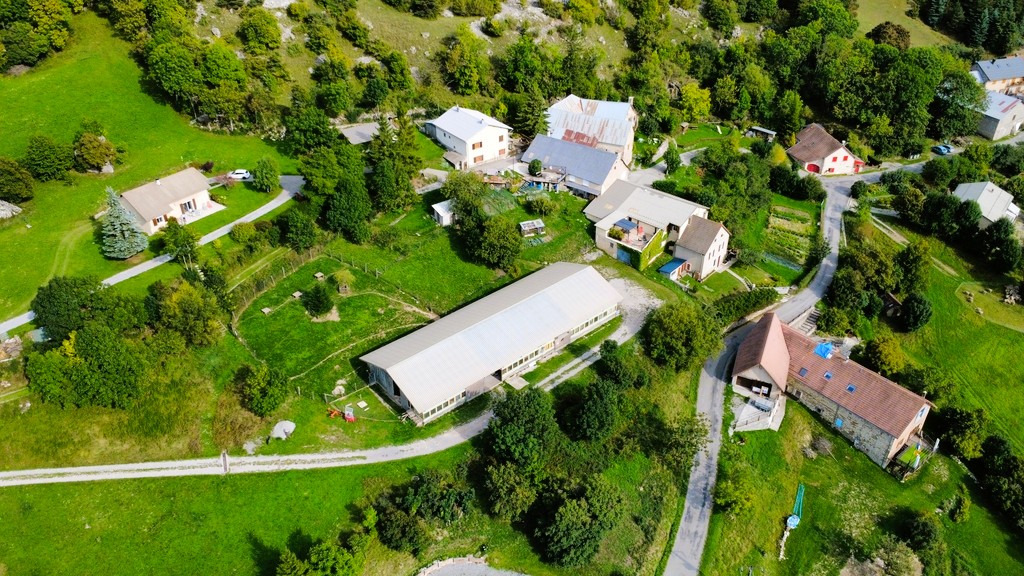 Gîte à vendre dans les Hautes Alpes — Maison, Spa & Dépendance au Dévoluy