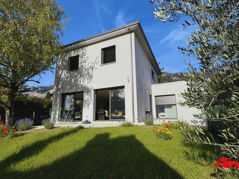 🏡 Maison Neuve 2025 à Saint-Nazaire-les-Eymes – Vue Belledonne, Garage & Prestations Haut de Gamme