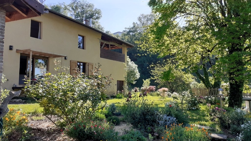 Une Maison dauphinoise de caractère — entièrement rénovée Une Maison dauphinoise de caractère — entièrement rénovée