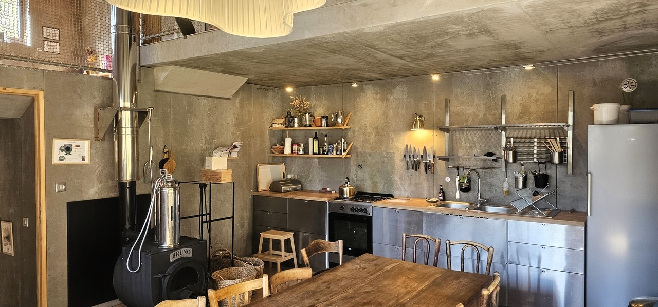 Maison autonome Vercors – 160 m² habitables sur 2,8 ha de forêt privée (26420)