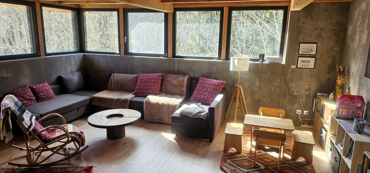 Maison autonome Vercors – 160 m² habitables sur 2,8 ha de forêt privée (26420)