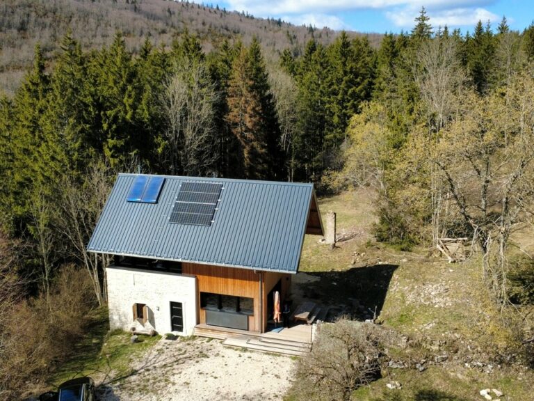 Maison autonome Vercors – 160 m² habitables sur 2,8 ha de forêt privée (26420)