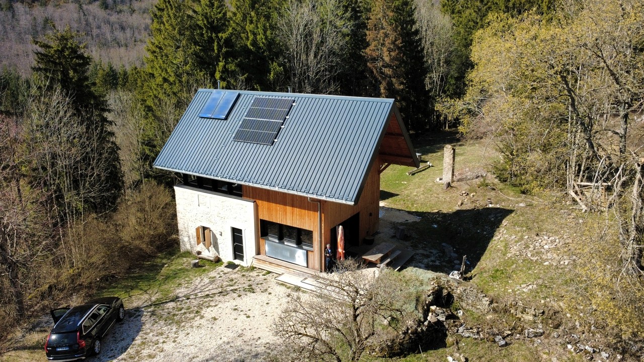 Maison autonome Vercors – 160 m² habitables sur 2,8 ha de forêt privée (26420)