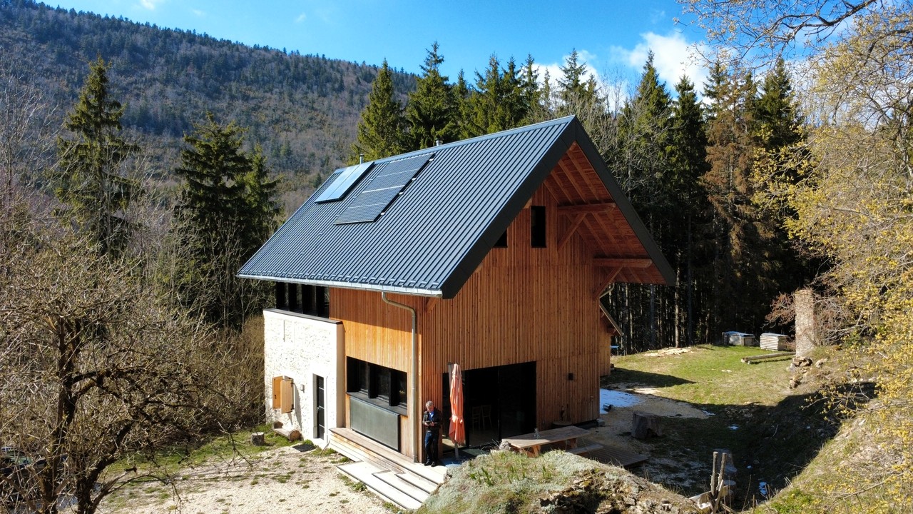 Maison autonome Vercors – 160 m² habitables sur 2,8 ha de forêt privée (26420)