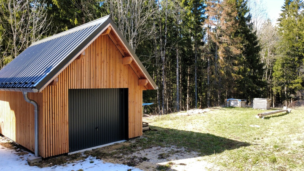 Maison autonome Vercors – 160 m² habitables sur 2,8 ha de forêt privée (26420)