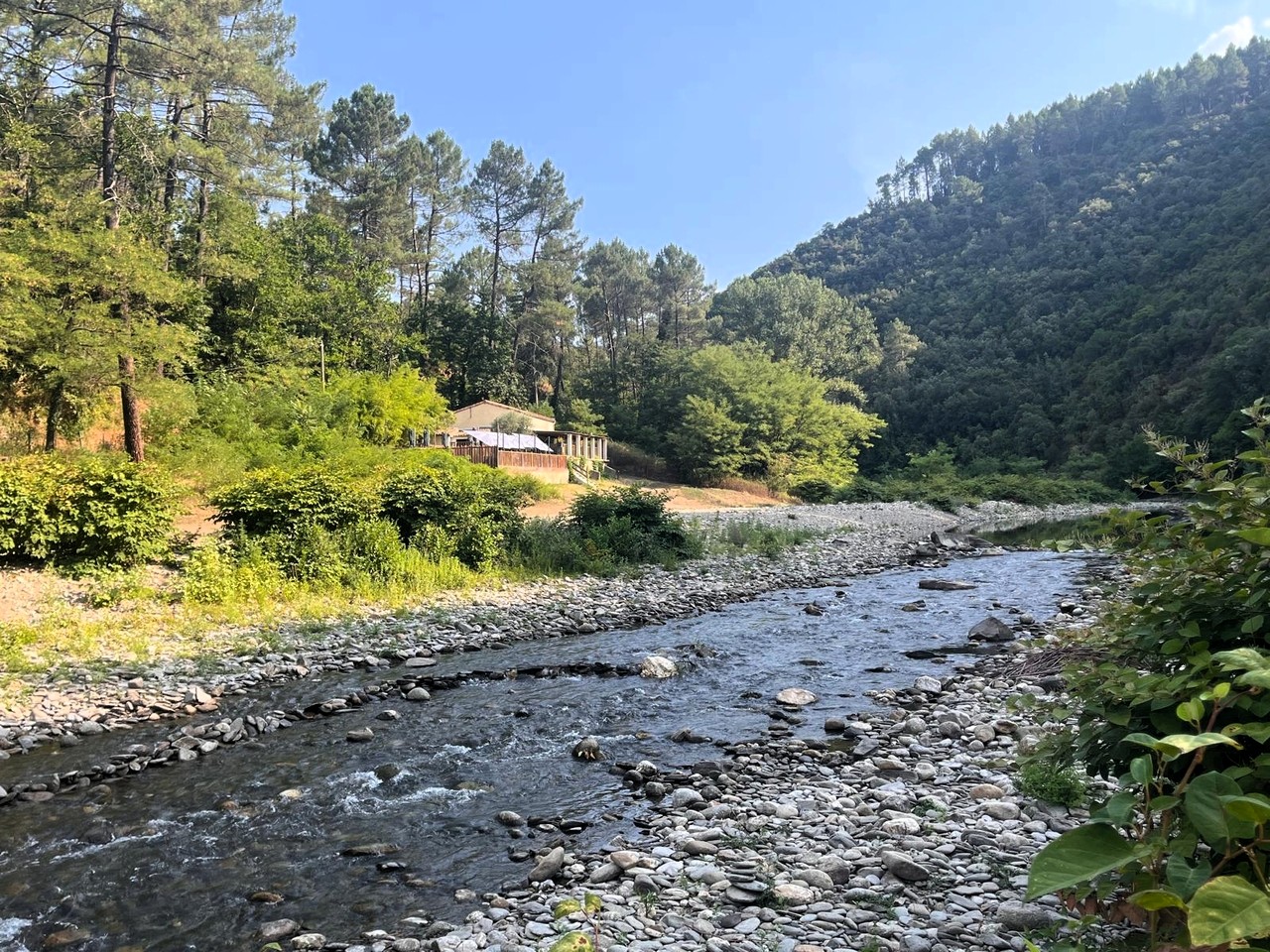 Guinguette à vendre dans les Cévennes au bord d’une rivière à Peyremale (Gard) – Restaurant avec plage privée