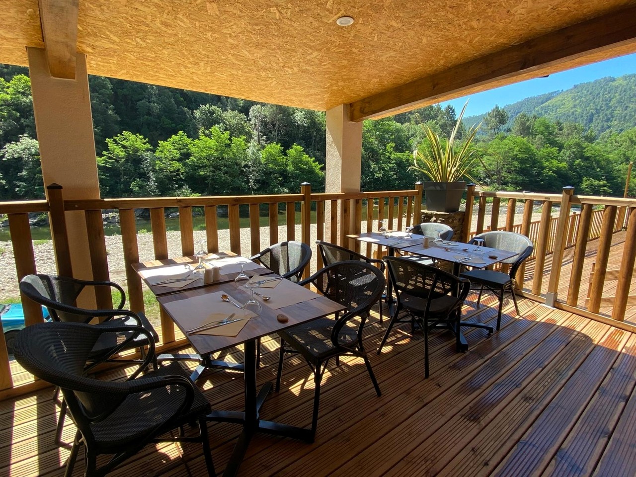 Guinguette à vendre dans les Cévennes au bord d’une rivière à Peyremale (Gard) – Restaurant avec plage privée
