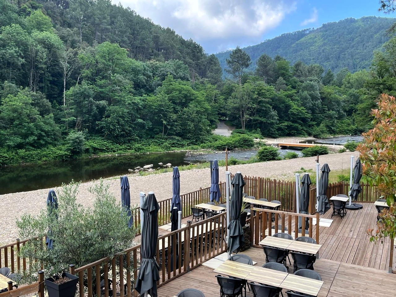 Guinguette à vendre dans les Cévennes au bord d’une rivière à Peyremale (Gard) – Restaurant avec plage privée