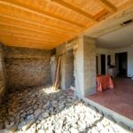Pièce intérieure en pierre de la maison à vendre à Oris-en-Rattier