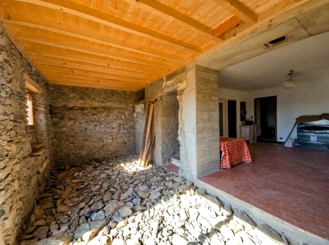 Pièce intérieure en pierre de la maison à vendre à Oris-en-Rattier