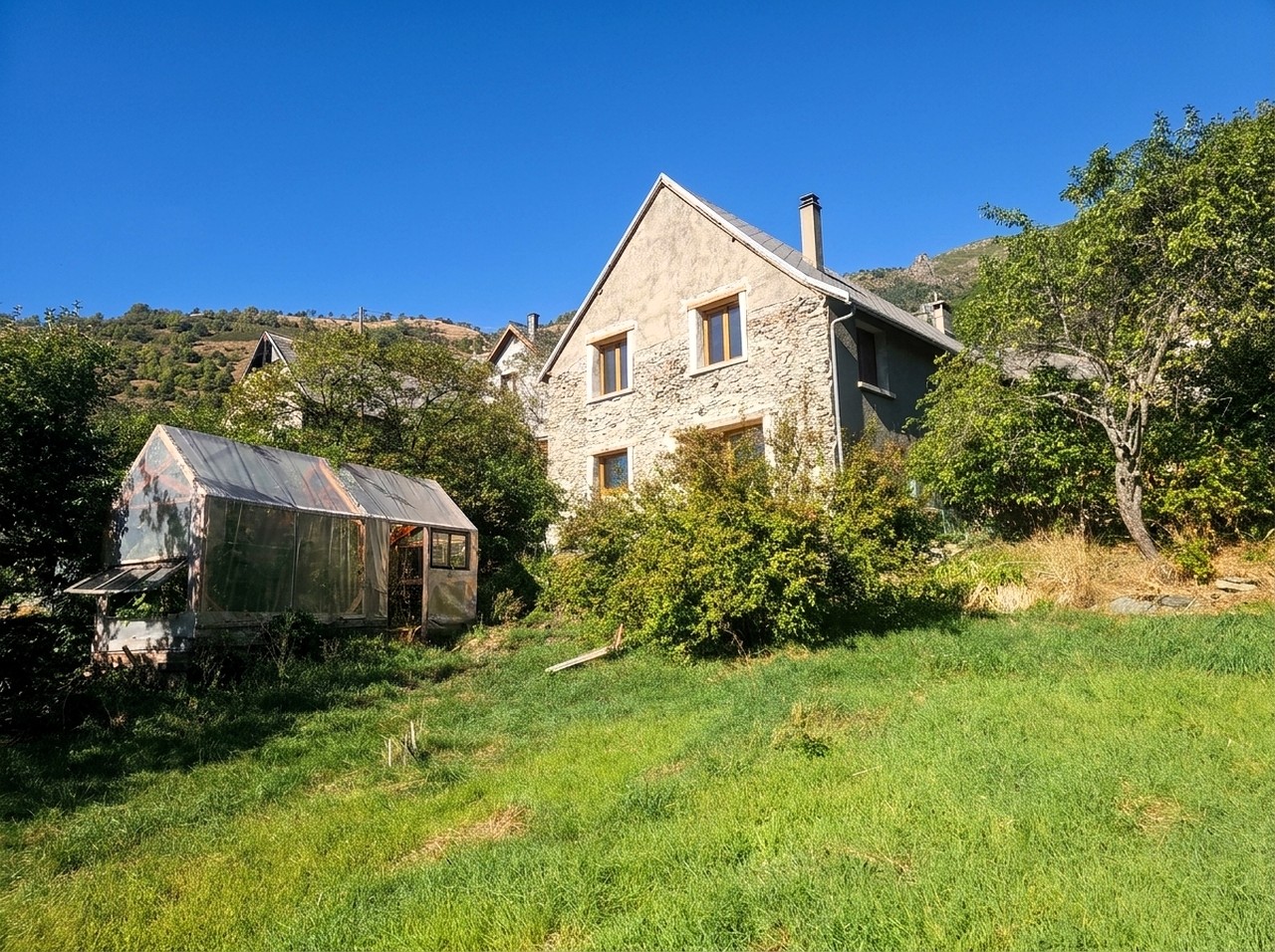 Maison en pierre avec jardin et serre à Oris-en-Rattier
