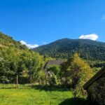Vue aérienne de la maison, du terrain et des montagnes de la Matheysine