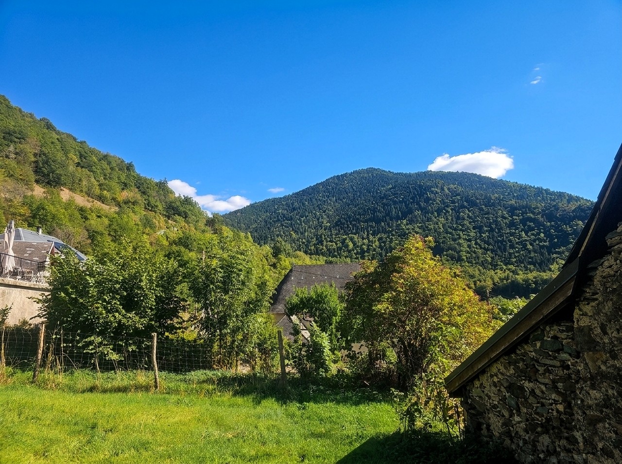 Vue aérienne de la maison, du terrain et des montagnes de la Matheysine
