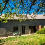 Vue extérieure de la maison et de son jardin à Oris-en-Rattier