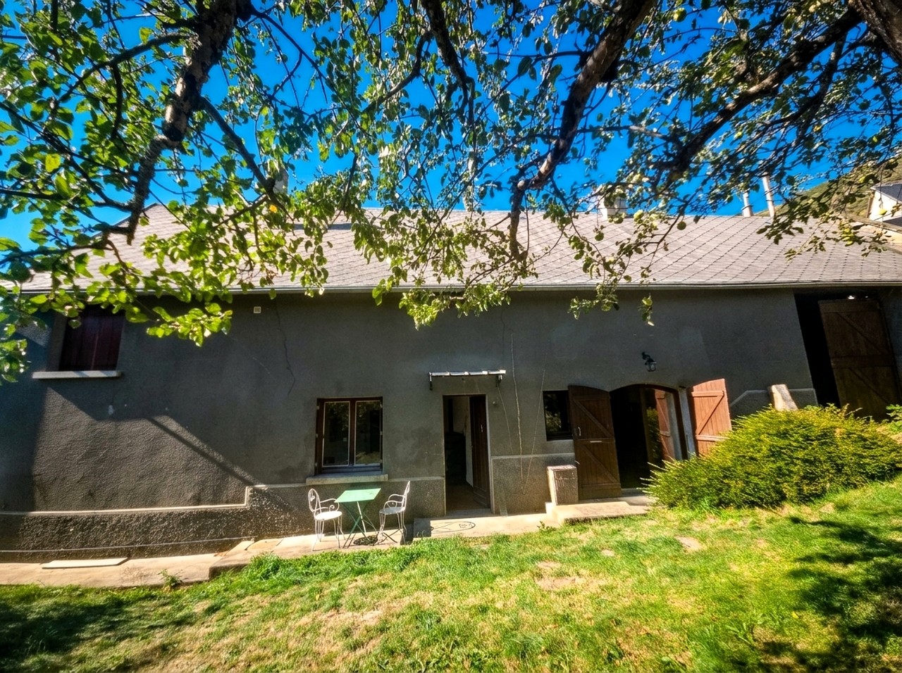Vue extérieure de la maison et de son jardin à Oris-en-Rattier