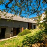 Maison ancienne avec espaces extérieurs et jardin dans un village de montagne