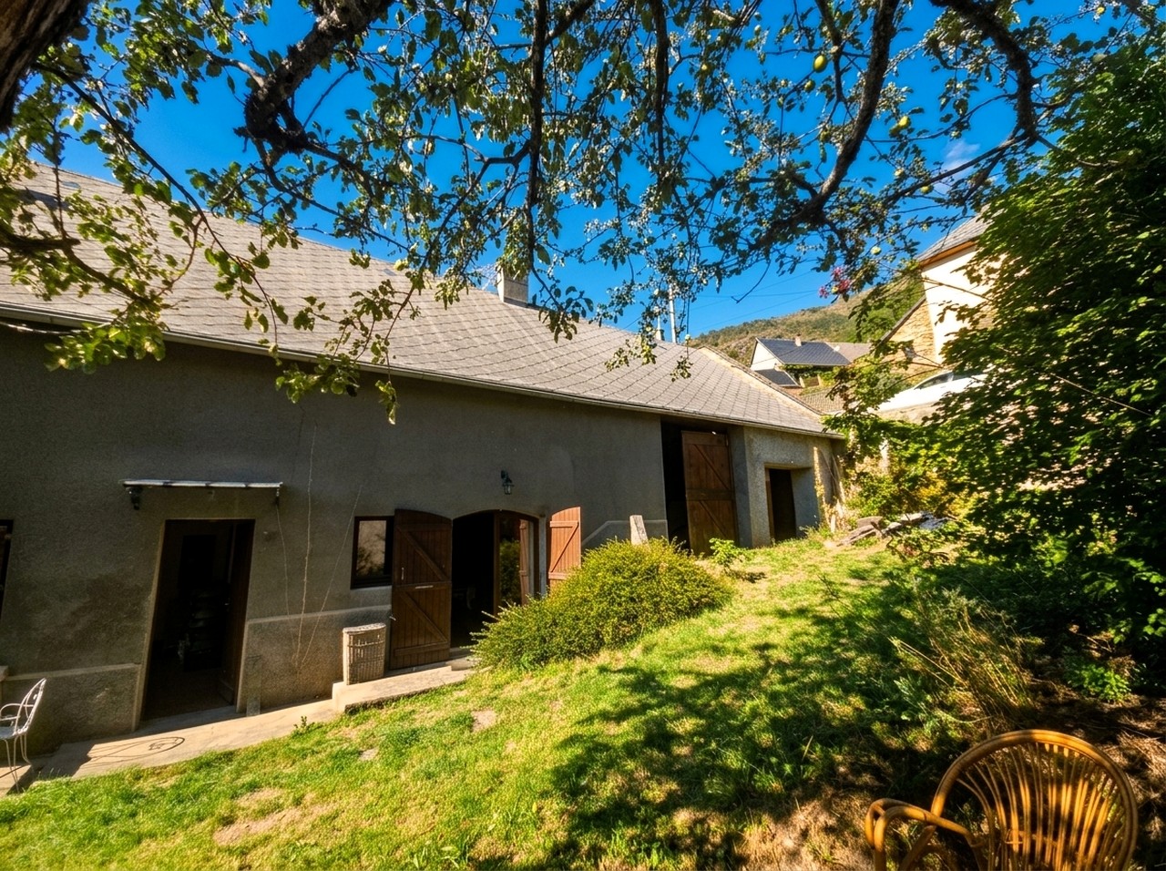 Maison ancienne avec espaces extérieurs et jardin dans un village de montagne