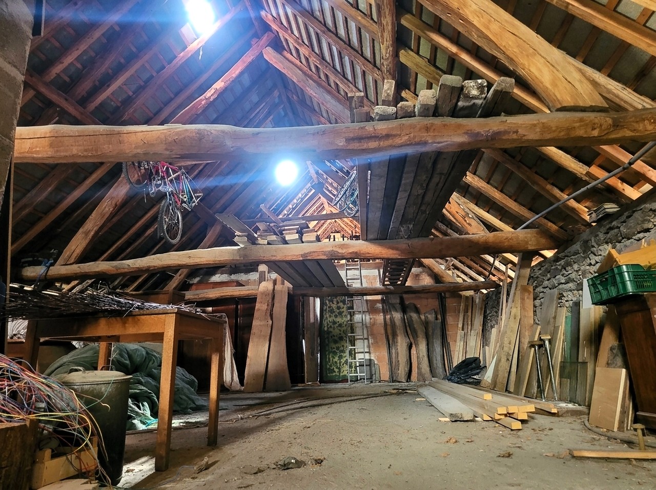 Espace sous charpente avec belle hauteur pour créer un open space ou des chambres