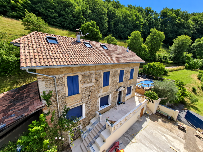 Ferme à vendre en Isère : une propriété au calme avec un hectare de terrain